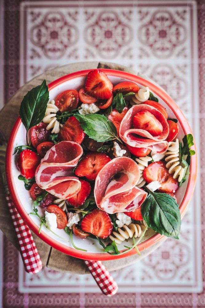 salade fraicheur, salade d'été, tomates cerises, fraises marinées, balsamique, féta, basilic, recette estivale, salade de pâtes