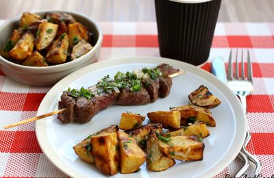 Brochettes de boeuf aux échalotes et pommes de terre aux herbes (recette barbecue)