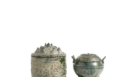 Two green-glazed red pottery tripod vessels and covers, Han dynasty 