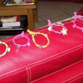 Une petite série de bracelets raphia colorés et garnis de sequins ou fleurs ruban