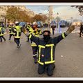 A Paris, les pompiers manifestent dans une ambiance tendue