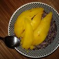 Un dessert taï : riz gluant noir au lait de coco et à la mangue