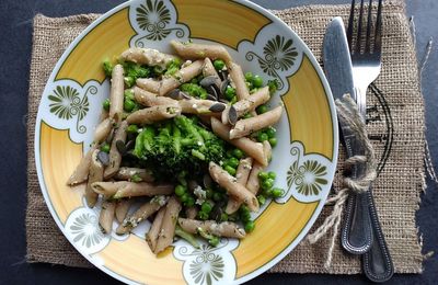 Penne rigate, brocolis, petits pois & cottage cheese