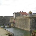 Le petit pont et l'entrée de la citadelle / Pont bihan hag antre ar sitadell