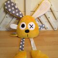 Doudou lapin jaune gris blanc