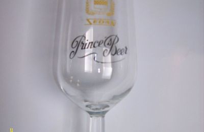 Verre à pied "Prince's Beer" Blason jaune, signature noire