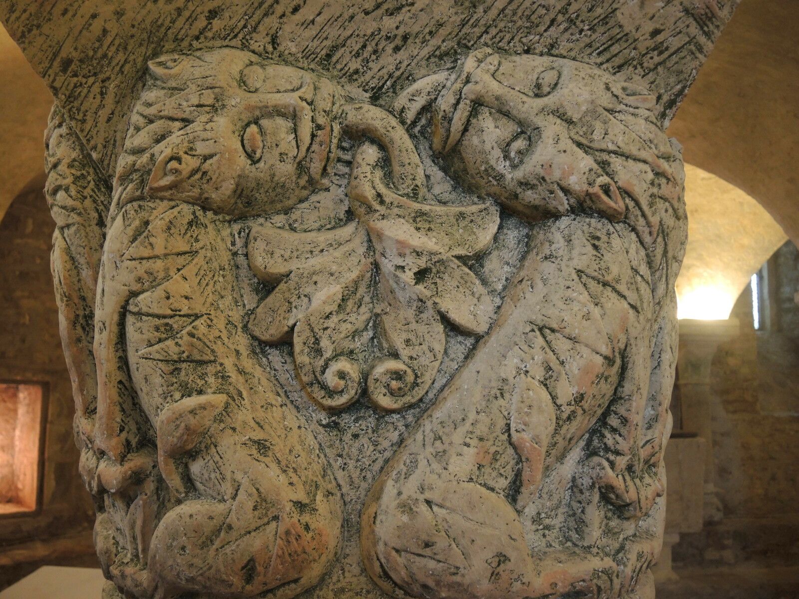 Saint-Parize-le-Châtel, église Saint-Patrice, crypte romane, colonne 2  (58)