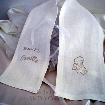 Création écharpe de baptême en lin blanc personnalisable par broderie, par AMD à Coudre