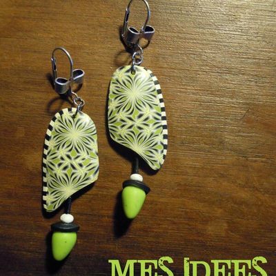 Boucles d'oreilles de stage :1/2