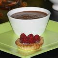 tartelette framboise crème de chocolat blanc , mousse au chocolat avec petits morceaux de chocolat dedans.