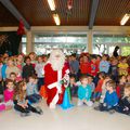 Le Père Noël en visite à l'école maternelle.