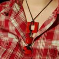 11. Collier rouge