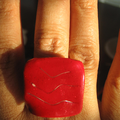 et une bague ROUGE