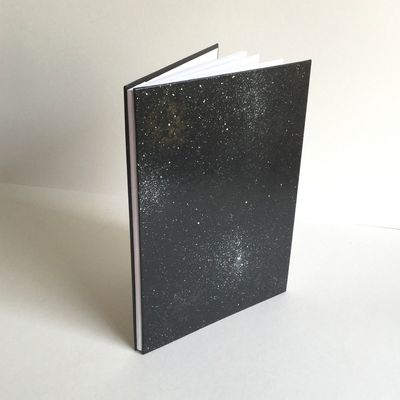 Livre " Anniversaires à souhaiter " en français, ciel étoilé.