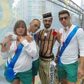 Armando Santos marche pour AIDES à la gay pride de Paris