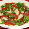 Carpaccio de boeuf, poivrons grillés, pignons et roquette