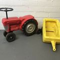00943 TRACTEUR TYPE MASSEY HARRIS TROTTEUR AVEC REMORQUE MARQUE INCONNUE