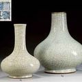 Deux vases boule en porcelaine à glaçure de type Guan. Chine, Dynastie Qing, marque à six caractères en cachet
