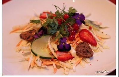 Salade chou blanc, fraises, groseilles et fleurs