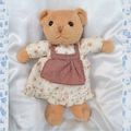 Doudou Peluche Ours Vintage Marron Robe Fleurs Tablier Vichy Rouge Blanc Rêves de Peluches