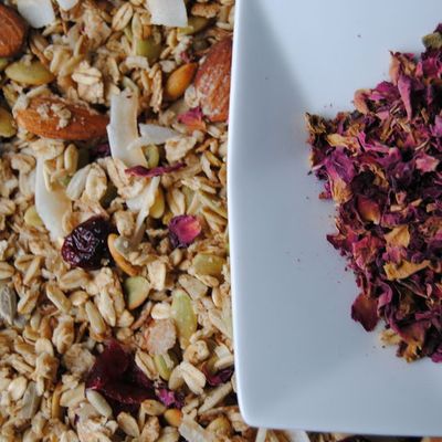 Pot de grano aux pétales de roses en cadeau