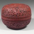 Boîte de forme ronde en laque polychrome rouge et noir. Chine, XVIIIe siècle. 