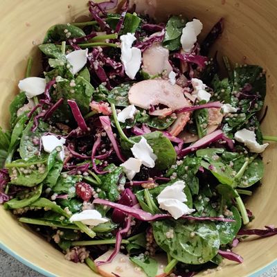 Salade-repas automnal aux noix, raisins, pommes, quinoa et épinards 