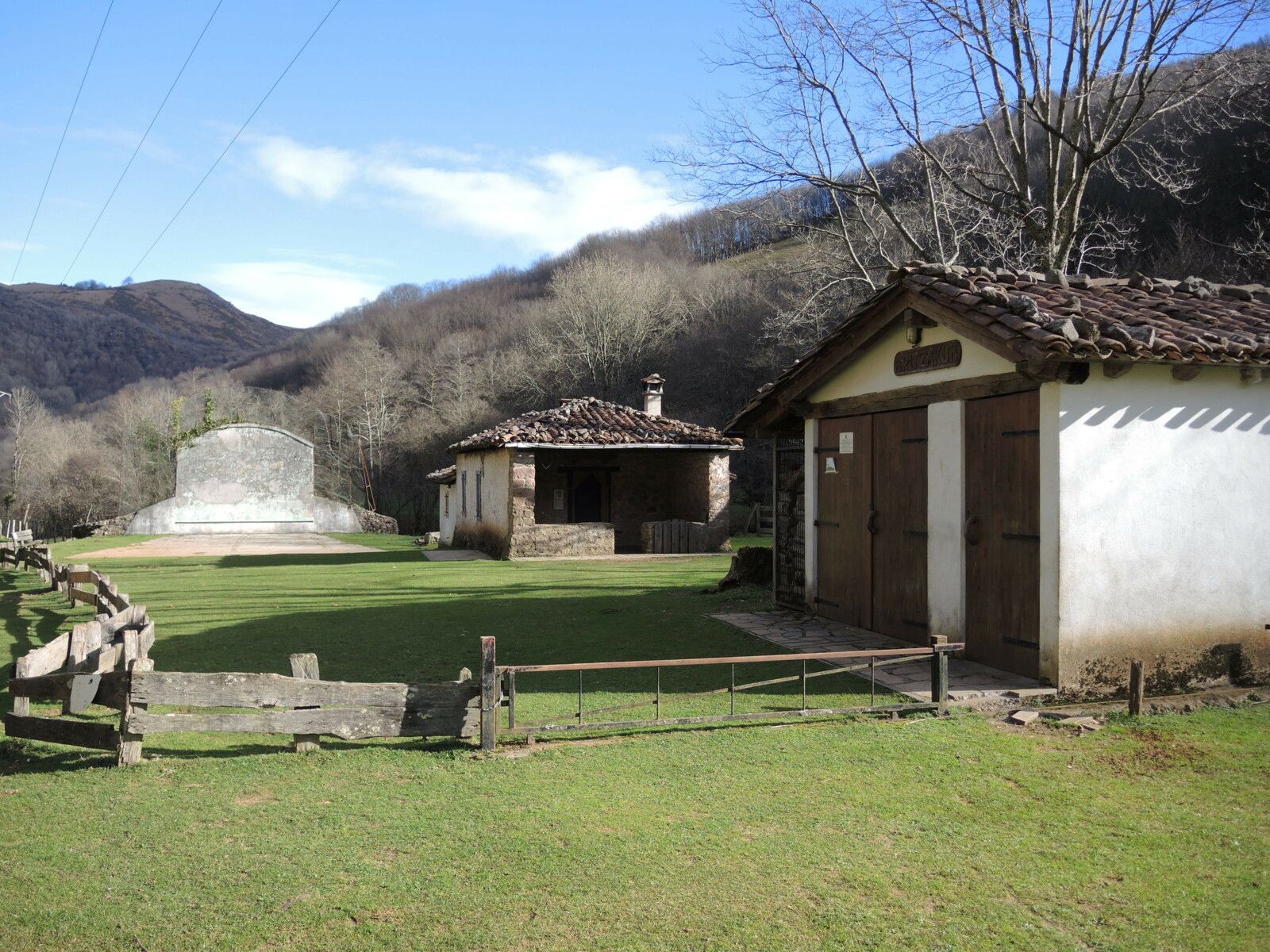 Aritzakun, fronton et maisons (Espagne)