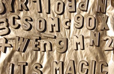 DIY : relooker des lettres aimantées avec une bombe dorée 