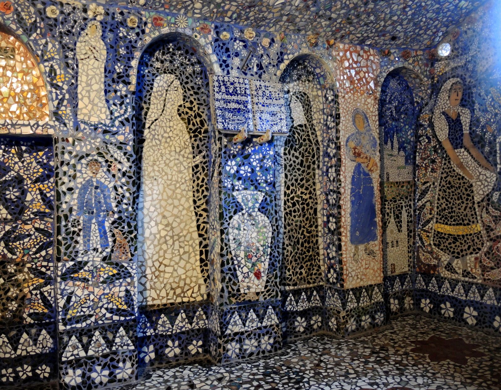 Chartres, Maison Picassiette, la chapelle.. (28)