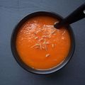 Soupe de carottes aux pommes et à la tomate