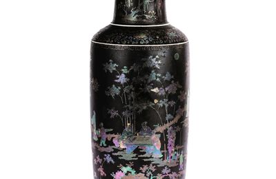 Très rare vase rouleau en porcelaine laquée noire incrustée de nacre, d'or et d'argent, Dynastie Qing, époque Kangxi