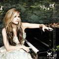 [Actualité] Avril Lavigne : Here's To Never Growing Up !