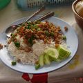 "pat krapao" un classique de cuisine de rue thai