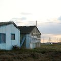 J. FERRIER, , dans un livre paru en 2000, confond allègrement les "cabanes" de pêcheurs et les 1300 CHALETS de Gruissan.