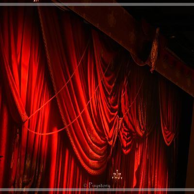 L'art des couleurs au théâtre (le rouge et le bleu).