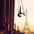 La tour Eiffel est toujours là. Bonjour la tour, bonjour la France. Phalliquement vôtre . Mistinguett 1942