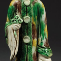 Statuette en biscuit et glaçures polychromes de la famille verte, Chine, dynastie Qing, période Kangxi (1662-1722)