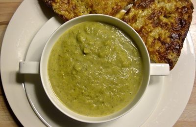 Soupe de brocoli à la bière, tartines au cheddar