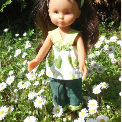 Petite tenue au feuillage vert et des chaussures de poupée