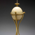 Lampe formée d'un oeuf d'autruche dans une monture en bronze ciselé. Style Louis XVI