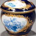 Vincennes. Pot à sucre Hébert couvert en porcelaine tendre. XVIIIe siècle, années 1754-1755