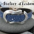 Bracelet en cuir bleu couleur du ciel avec ses points tels une constellation d'étoiles, agrémenté d'un passant irrégulier !