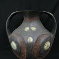 HAN (206 av. J.C. - 220 ap. J.C.) - Vase « Guan » à deux larges anses, à décor de spirales incisées et orné d'une série de bouto