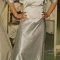 une robe en satin gris