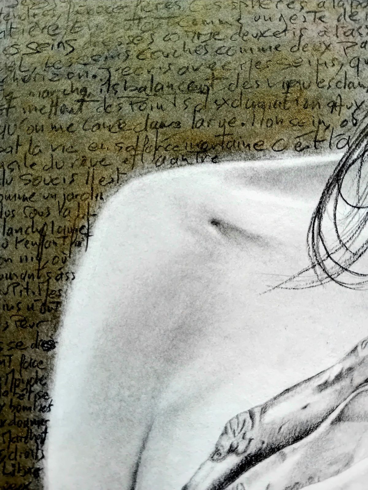 Dessin d'une épaule. Noir et blanc. Des mèches de cheveux tombent négligemment en fond, exercice de calligraphie avec des poèmes féministes écrits par des femmes. 