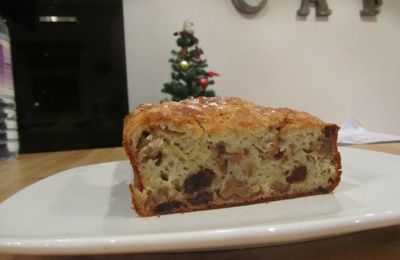 Cake aux noix, chèvre et raisins secs