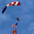 Pour les... 100 ANS de son grand-père vétéran du Jour- J, elle saute en parachute avec les drapeaux américain et... normand!