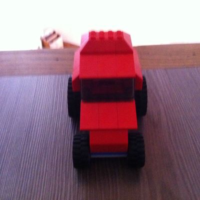 UN TRACTEUR DE COURSE