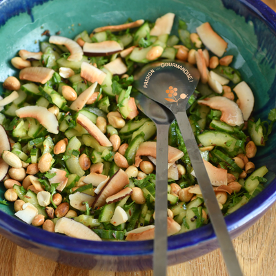 SALADE ÉPiCÉE DE CONCOMBRE, CACAHUÈTES & NOIX DE COCO